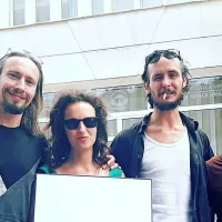Nagrado občinstva za Realiste so prevzeli (z leve)  igralci Jure 
Kopušar, Urška Taufer in Matija Rupel ter avtor  Jure Karas.