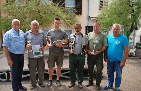   

Na sliki z leve: Branko Dolenc (predsednik TD kanal), Marjan 
Vodopivec (najstarejši udeleženec), Matic Gregorčič (zmagovalec), 
Jožef Draž (3. mesto), Milovan Gregorič (2. mesto) in Jadran 
Jakončič (vodja tekmovanja).

