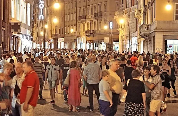 Utrinek z ene od noči popustov v Trstu.