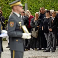Igralko &Scaron;tefko Drolc z voja&scaron;kimi častmi pospremili na zadnjo pot