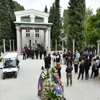 Igralko &Scaron;tefko Drolc z voja&scaron;kimi častmi pospremili na zadnjo pot