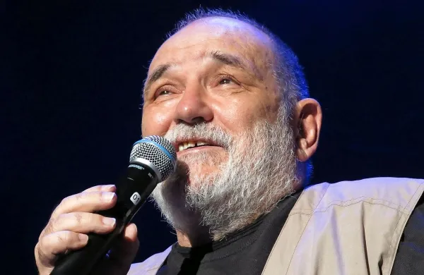 Legendarni vojvodinski kantavtor Đorđe Balašević je v petek na 
koncertu z glavnega odra pozdravil vrnitev festivala na Dravo.  