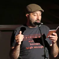 Antoine  Cassar je prebiral angažirano poezijo Potnega lista. 
