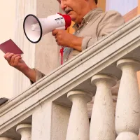Jani Kovačič je o beguncih pel 
na melodijo Guantanamere.  