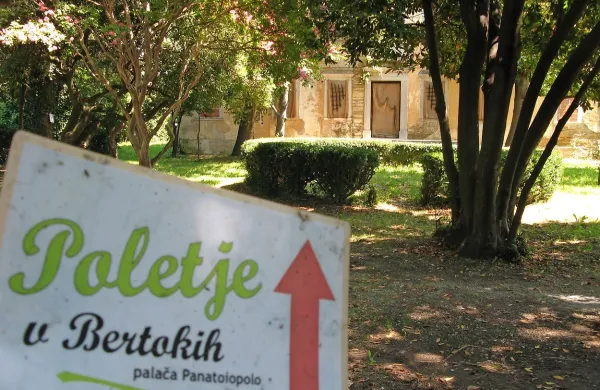 Julijski četrtkovi večeri bodo znova zapolnili vrtove palače 
Panatoiopolo z glasbo. 