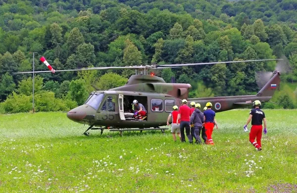 Helikopter je pristal na  travniku  blizu  bencinskega servisa v 
Kobaridu.