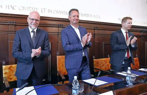 Koprski župan Boris Popovič in predsednik uprave Luke Koper 
Dimitrij Zadel sta danes podpisala pismo o nameri, ki predvideva 
izvedbo konkretnih omilitvenih ukrepov za zmanjšanje vplivov 
pristanišča.