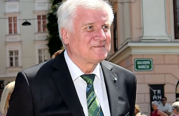 Nemški notranji minister Horst Seehofer je ponudil odstop.