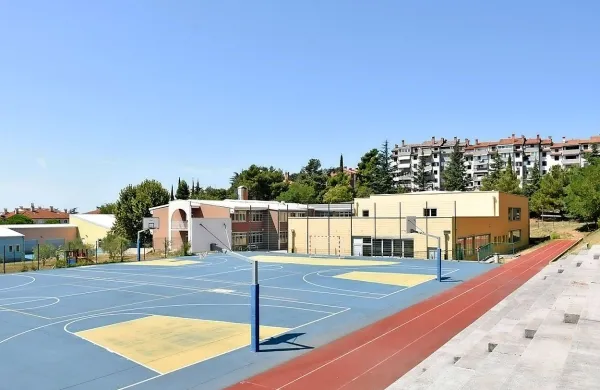 Območje današnje šole in vrtca v Ankaranu je bilo do leta 1962 v 
lasti Antonia Angelinija. Njegovim dedičem bo občina še letos 
izplačala odškodnino.
