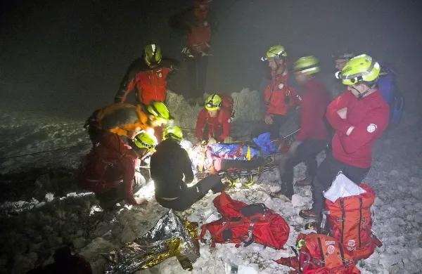 Pri reševanju poškodovanega alpinista je sodelovalo več kot 20 
gorskih reševalcev iz Bovca in Tolmina. .