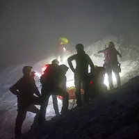 Reševanje  poškodovanega alpinista se je zavleklo pozno v noč. 