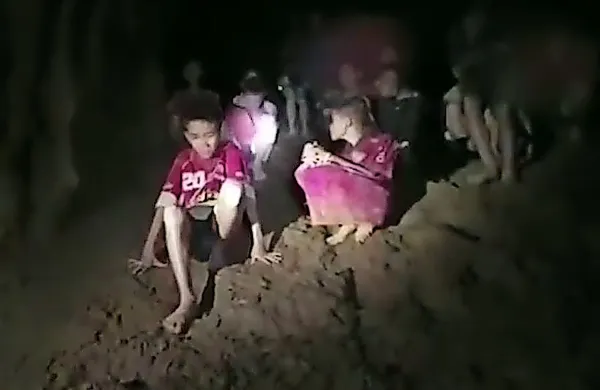 V ponedeljek so po devetih dneh reševalci prišli do 12 tajskih 
dečkov in njihovega trenerja, ki so ujeti v jami na severu Tajske.