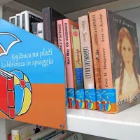 Nabor knjig je pester in prilagojen tako domačim kot tujim 
gostom, odraslim in otrokom.