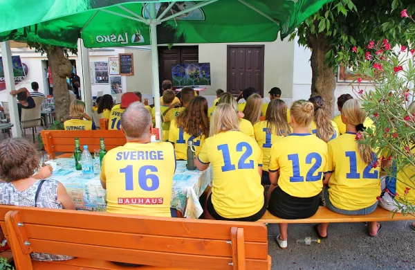 Udeleženci Eurofesta s Švedske med spremljanjem današnje 
tekme