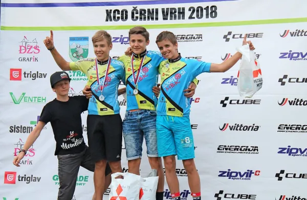 V kategoriji do 15 let sta  na najvišji stopnički zmagovalnega odra 
stopila domačina, srebrni Miha Smrdel (levo) in zmagovalec Jure 
Rus (v sredini).