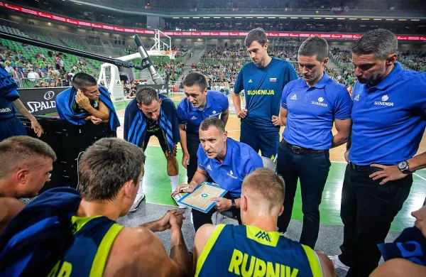 Selektor Rado Trifunović med eno od minut odmora na tekmi s 
Črno goro.