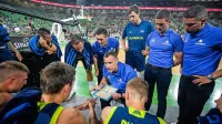 Selektor Rado Trifunović med eno od minut odmora na tekmi s 
Črno goro.