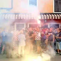 Številni istrski lokali so te dni v navijaško-nogometni podobi.