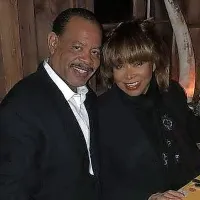 Mediji po vsem svetu so danes objavili novico, da je legendarna 
rockerica Tina Turner izgubila svojega najstarejšega sina.