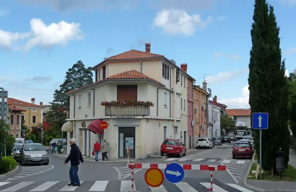 Po zaključenih delih na Cankarjevem drevoredu se bodo še v tem 
tednu začela pripravljalna dela za rekonstrukcijo Bazoviške ulice 
od Cankarjevega drevoreda do mesta.