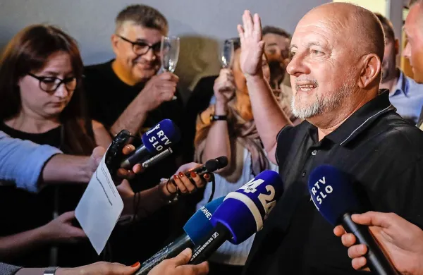 Zmago Jelinčič trdi, da je omenjenih 25.000 evrov prejel za prevod 
neke knjige. Pri tem danes ni želel pojasnjevati, kdo je knjigo 
prevedel, ali sam ali kdo tretji.