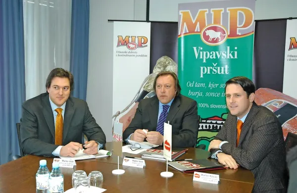  Višje sodišče v Ljubljani je v zadevi Mip   (z leve) Marka Volka, 
Vojteha Volka in Martina Kovača   oprostilo za kaznivo dejanje 
preslepitve bank. Sodbo za Vojteha Volka zaradi zlorabe položaja 
je potrdilo, a kazen znižalo na eno leto in šest mesecev zapora. 