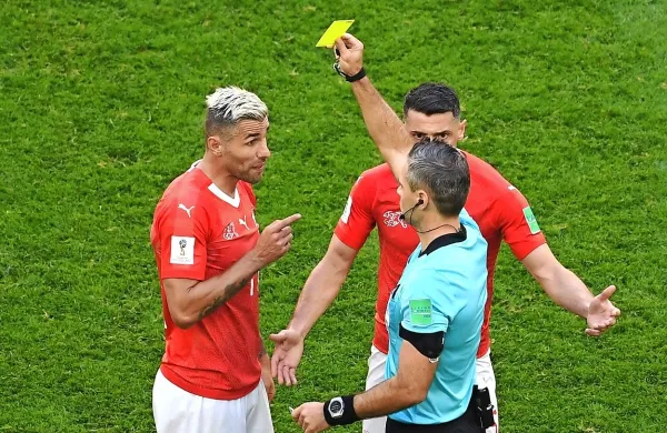 Koprčan Damir Skomina je do četrtfinala pravico delil na treh tekmah. Včeraj je bil v osmini finala 
spet prepričljiv. Tako je pokazal rumeni karton švicarskemu reprezentantu  Valonu Behramiju.