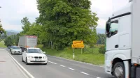 V že tako prometno obremenjenih vaseh ob glavni cesti Postojna-Jelšane nasprotujejo sprostitvi tranzitnega tovornega prometa. 