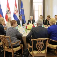 Kosilo na bri&scaron;kem travniku