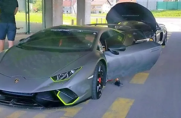 Voznik lamborghinija je meril moči z voznikom športnega audija R8. Oba sta si prislužila visoki denarni kazni in kazenske točke.