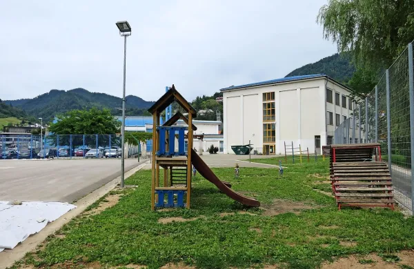  Morda bi lahko  sočasno z urejanjem novih prostorov za vrtec v šoli  
obnovili še  dotrajana igrala na zasilnem igrišču. 

