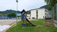 Morda bi lahko  sočasno z urejanjem novih prostorov za vrtec v šoli  
obnovili še  dotrajana igrala na zasilnem igrišču. 

