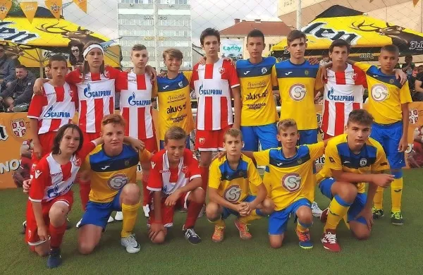 Mladi malonogometaši Bronxa z vrstniki Crvene zvezde.