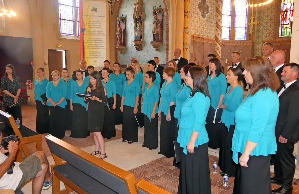 Pevke in pevci iz Komna so v francoskem mestu Amilly navdušili s 
slovenskimi pesmimi. 