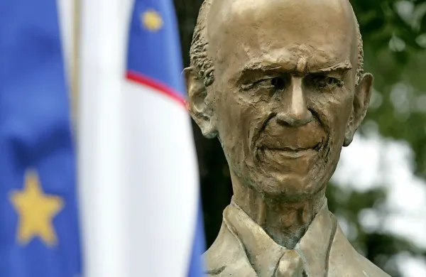 Drnov&scaron;kov kip v Zagorju ostaja na svojem mestu