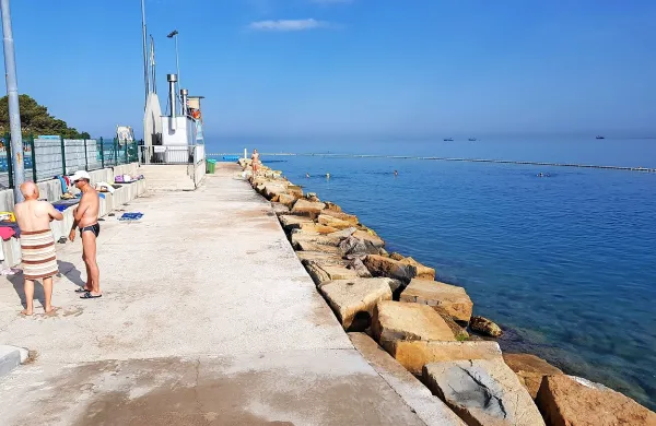 Medtem ko v letošnji poletni sezoni ankaranske plaže ob vikendih 
povezuje barčica, bo tudi iz Žusterne mogoč izlet z batano čez zaliv 
do Ankarana.