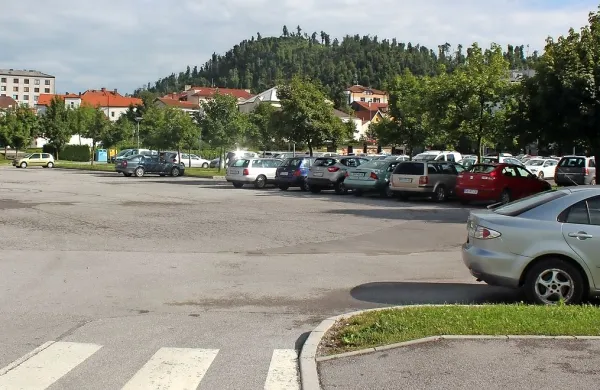 Na postojnski občini menijo, da je zaradi pomanjkanja parkirišč v  mestu najem parkirišča v lasti družbe Batagel&Co. upravičen.



