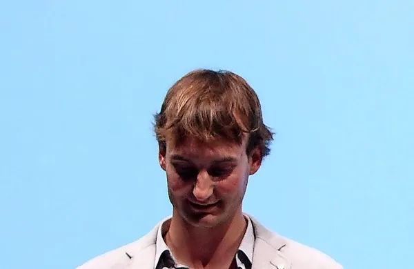 Slovenski režiser Olmo Omerzu je na 53. filmskem festivalu v 
Karlovyh Varyh, kjer pravkar poteka zaključna slovesnost, prejel 
nagrado za režijo koprodukcije Zimske muhe.