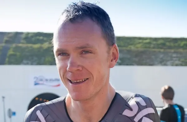 Chris Froome se je šest kilometrov pred ciljem znašel na tleh.
