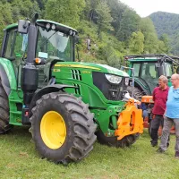 Na zboru traktoristov v Dolenji Trebu&scaron;i tudi starej&scaron;i lepotci