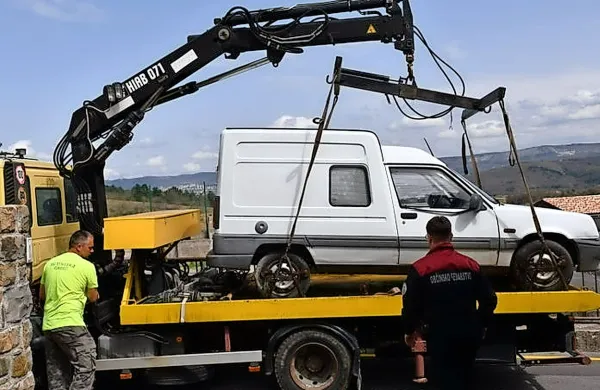 Občina prodaja 64 zapu&scaron;čenih avtov