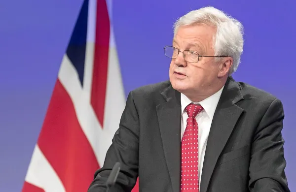 Britanski minister za brexit David Davis je odstopil s položaja, ker 
se ne strinja s pogajalskimi izhodišči, za katera se je dogovorila 
britanska vlada.