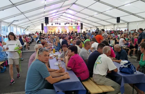  Preko 4000 Kolektorjevih delavcev v glavnem in stranskih šotorih na razigranem dnevu.