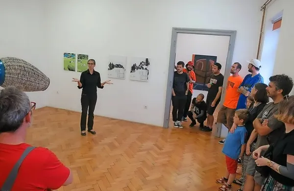 Razstavo HKP 20 / Vse se spreminja so ob 20-letnici delovanja Hiše 
kulture v Pivki odprli v petek, na ogled pa bo do 24. avgusta. 

