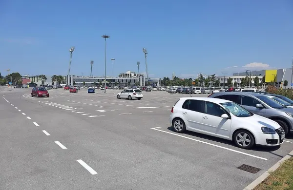 Parkirišče ob koprskem stadionu se bo 1. avgusta spremenilo v 
drive-in kino.