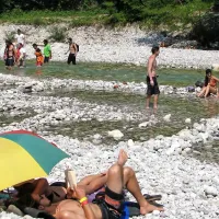 Ljubitelje reggaeja na sotočju Soče in Tolminke očara tudi krasna narava. 