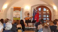 Mladega, a resnega in suverenega kitarista Erazma Izidorja 
Grafenauerja je občinstvo v polnem atriju Inštituta za raziskovanje 
krasa nagradilo s prepričljivimi aplavzi. 