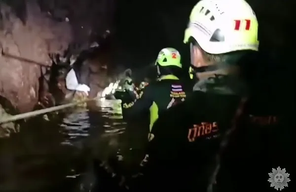 Na severu Tajske se  nadaljuje reševanje še štirih dečkov in 
njihovega nogometnega trenerja, ki so ujeti v jami od 23. junija.