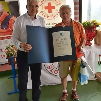 Branko Vinkovič (desno) je dobil priznanje za največkrat darovano 
kri (150-krat) in obenem prejel  še posebno nagrado Zavarovalnice 
Adriatic Slovenica, ki mu jo je izročil direktor Borut Širca.