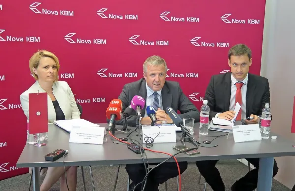 Z leve: direktorica službe za preprečevanje pranja denarja v Novi KBM Tanja Remškar, podpredsednik uprave banke, odgovoren za 
upravljanje tveganj, Jon Locke in vodja komunkciranja Jure Bračko. 